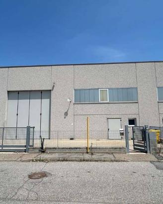 Immobile di 400 m² con 1 locale a Tricerro