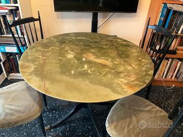 Tavolo tondo e tavolino da caffè in onice.