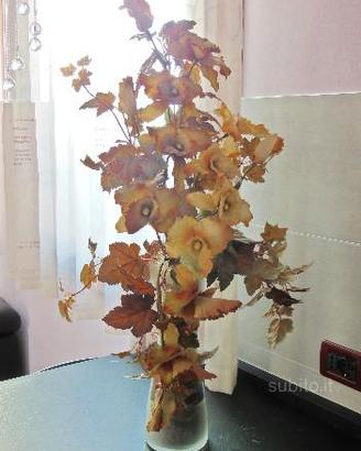 Vaso con composizione floreale