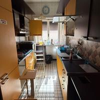 Cucina con mobili