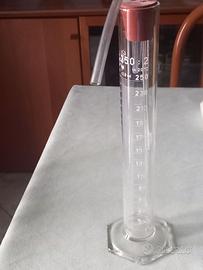 Provetta con scala graduata da 250 ml