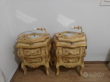 Comodini in legno dipinti a mano