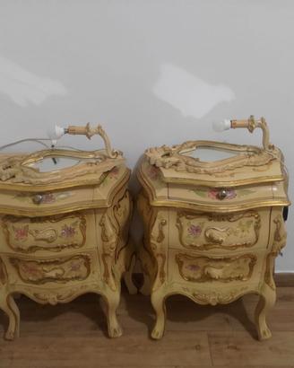 Comodini in legno dipinti a mano