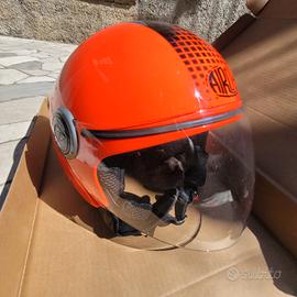 casco rosso fluo airoh