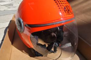 casco rosso fluo airoh