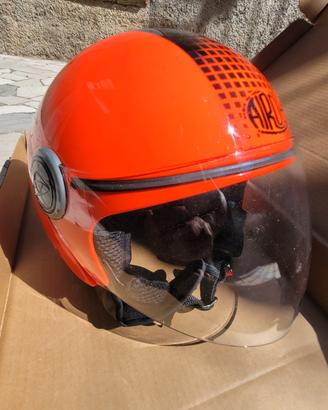 casco rosso fluo airoh