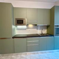 Cucina componibile verde con elettrodomestici