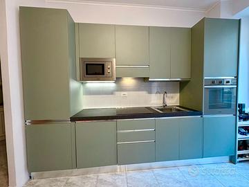 Cucina componibile verde con elettrodomestici