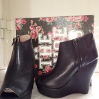 Scarpe nuove da donna nere in pelle zeppa alta