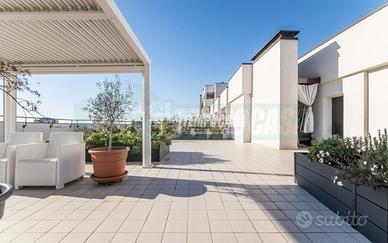 ATTICO CON GRANDE TERRAZZO IN CONTESTO RECENTE E C