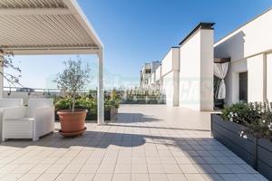 ATTICO CON GRANDE TERRAZZO IN CONTESTO RECENTE E C