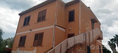 Villa con terreno e serre