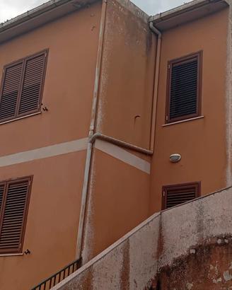 Villa con terreno e serre