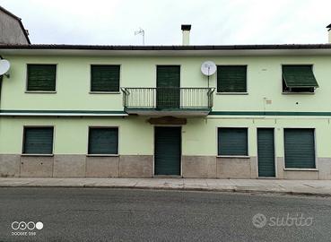 Fabbricato a due piani costituito da alloggio abit