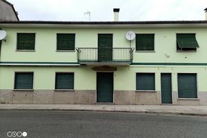 Fabbricato a due piani costituito da alloggio abit