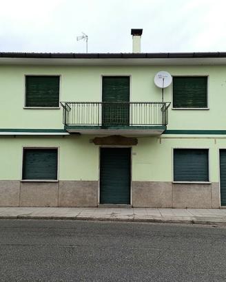 Fabbricato a due piani costituito da alloggio abit