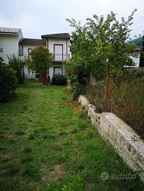 Villetta con tre appartamenti