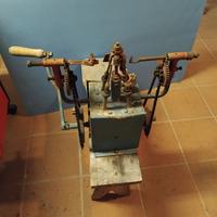 Attrezzo vintage per fare gabbiette da vino