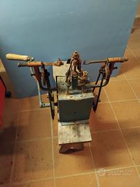 Attrezzo vintage per fare gabbiette da vino