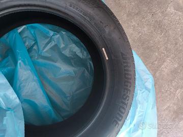 Treno di gomme auto nuove