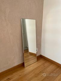 Specchio da parete moderno – design essenziale