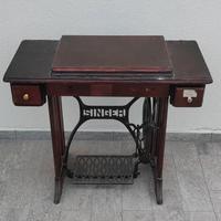 Antico mobiletto Singer