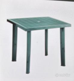 Tavolo con sedie da giardino