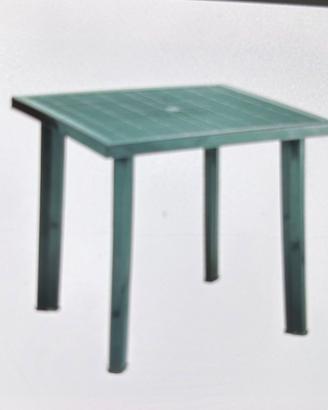 Tavolo con sedie da giardino