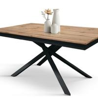 Tavolo con piano effetto legno e gambe incrociate