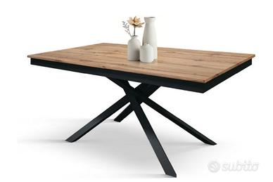 Tavolo con piano effetto legno e gambe incrociate