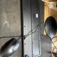 Computer  con monitor tastiera e mouse e casse