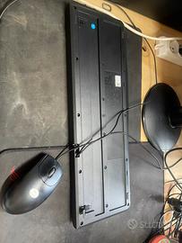 Computer  con monitor tastiera e mouse e casse