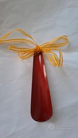 calzascarpe in metallo rosso lacca