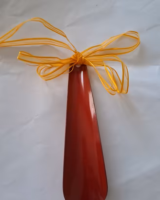 calzascarpe in metallo rosso lacca