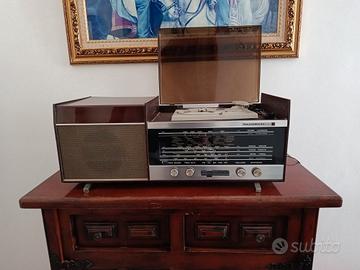 Radio d’epoca Radiomarelli con giradischi vintage 