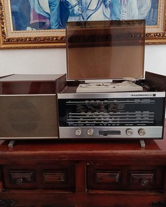 Radio d’epoca Radiomarelli con giradischi vintage 