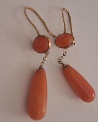 Orecchini a goccia in oro 18kt e corallo rosa