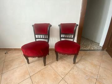 Coppia di sedie antiche in vellito rosso e legno