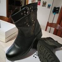 stivaletti stile anfibi 