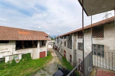 Palazzo / Stabile di 3000 m² con più di 5 locali a