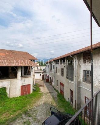 Palazzo / Stabile di 3000 m² con più di 5 locali a