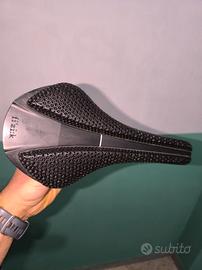 Sella Fizik versus evo adaptive 3d in carbonio