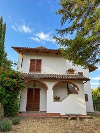Villa di 211 m² con più di 5 locali a Arezzo