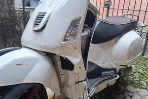 vespa 300 gts anno 2009 incidentata
