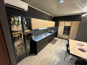 CUCINA IN LAMINATO EFFETTO ROVERE E NERO OPACO