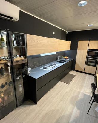CUCINA IN LAMINATO EFFETTO ROVERE E NERO OPACO