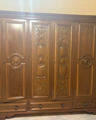 Armadio in legno grande stile liberty