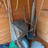 Set di attrezzi usati per manutenzione giardino