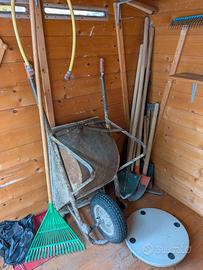 Set di attrezzi usati per manutenzione giardino