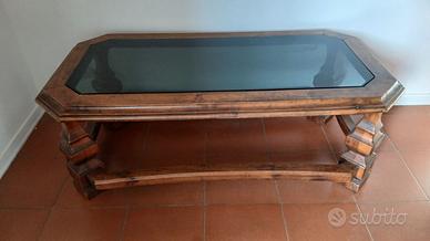 Tavolo basso con piano in cristallo temperato
